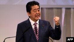 아베 신조 일본 총리가 지난 25일 자신이 총재로 있는 자민당 도쿄 당 대회에서 연설하고 있다.