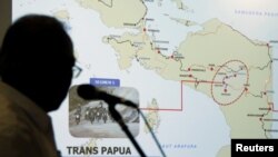 Indonesia's Minister of Public Works and Public Housing Basuki Hadimuljono shows a Papua map during a news conference, Dec. 4, 2018, in Jakarta, Indonesia. REUTERS/Willy Kurniawan 