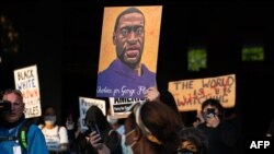 Watu wakiandamana Aprili 20, 2021, baada ya afia polisi Derek Chauvin kukutikana na hatia katika kesi mauaji ya Mmarekani Mweusi George Floyd Case Verdict. (Photo by Elijah Nouvelage / AFP