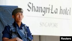 资料照：一名廓尔喀警卫守卫着香格里拉对话会所在地外。（2019年5月31日）