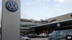 意大利米兰的德国大众汽车经销商提供的汽车（2015年10月15日）