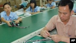 东莞一家工厂的工人在工作（资料照）