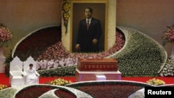 Han Hak-ja, janda pendiri Gereja Unifikasi, Pendeta Sun Myung Moonof Moon, duduk di sebelah peti jenazah Moon dalam upacara pemakaman di Gapyeong, luar kota Seoul (15/9). 