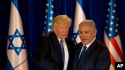 美国总统川普访问以色列，和以色列总理内塔尼亚胡握手（2017年5月22日）