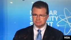 美国国家安全委员会亚洲事务资深主任康达回答记者提问（美国之音叶林拍摄 2016年5月18日）