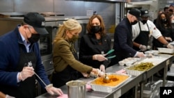 Prezidaanti Joo Baayiden haadhaa warraa isaanii Jiil Baayiden, itti aantuu prezidaantiin Kaamilaa Haariis abbaa warraa isaanii Daag Imhoof wajjin ta’uudhaan magaalaa Waashigtoon DC kessatti affeerraa taasisan, Kibxata, Sadaasa 24, 2021