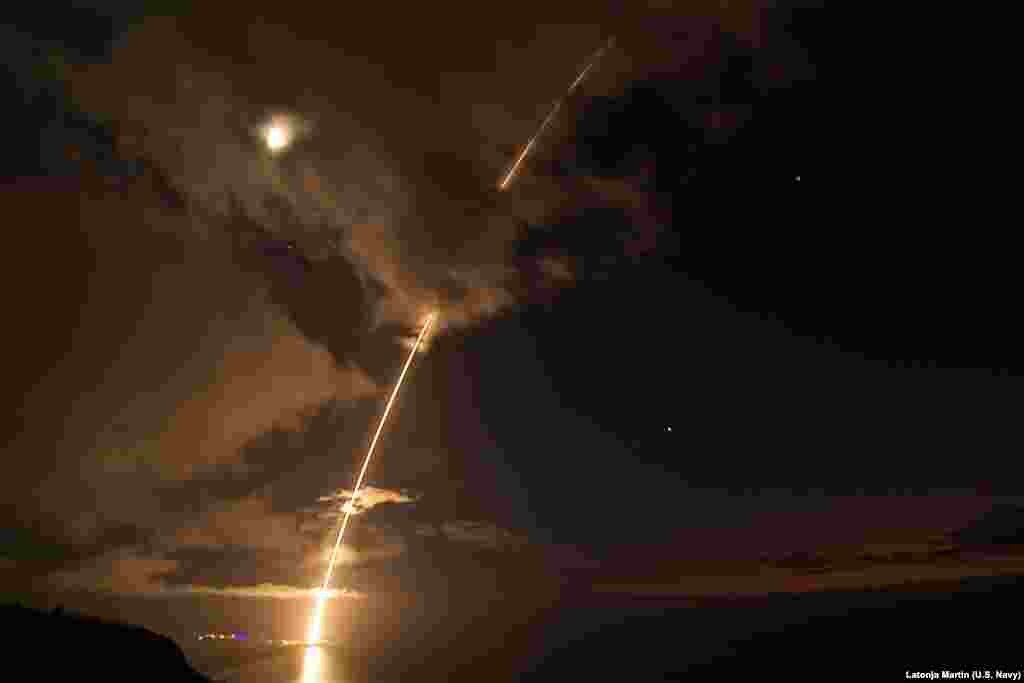 កាំជ្រួច​មីស៊ីល​មួយ​ត្រូវ​បាន​គេ​បាញ់សាកល្បង​ពីបន្ទាយ​ Pacific Missile Range Facility ក្នុង​ទីក្រុង​ Kauai &nbsp;រដ្ឋ Hawaii ។ ផ្ទាំងស៊ីប​បាន​ចាប់​មីស៊ីល​ SM-6 យ៉ាង​ជោគជ័យ​។