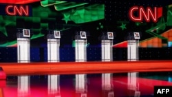 미국 민주당 대선 후보 TV 토론회 하루 전인 12일 서부 라스베이거스 TV 스튜디오에 토론회 참석 후보들의 사진이 걸려있다.