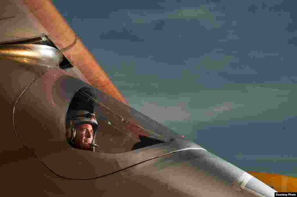 Bertrand Pikkard 2011-c ildə &quot;Solar Impulse&quot;ı idarə edərkən