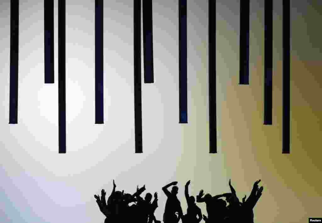 Para penari dari kelompok Hungarian State Folk Ensemble mengadakan acara gladi resik untuk pagelaran baru mereka berjudul &quot;Song of the Stag&quot; pada festival Tari Budapest di Hongaria.