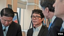 탈북화가 송벽 씨(가운데)가 최근 미국 뉴욕에서 열린 전시회에서 국무부 토니 블링큰 부장관, 톰 말리노스키 민주주의·인권·노동담당 차관보 등 외빈들에게 작품에 대해 설명하고 있다.