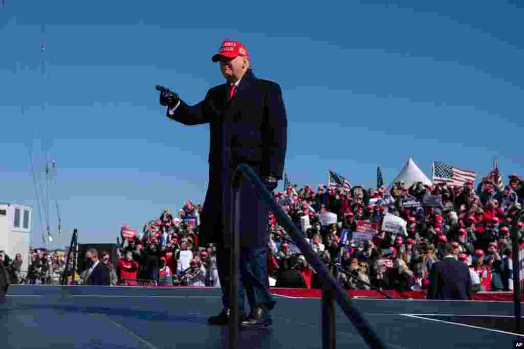 미국 대선 투표를 하루 앞둔 2일 공화당 후보 도널드 트럼프 대통령이 선거 유세를 위해 노스캐롤라이나주 페이엣빌 공항에 도착했다. 