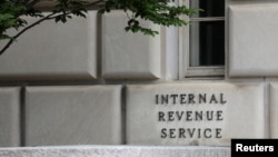 资料照片：华盛顿美国国家税务局总部大楼的标识。(2021年5月10日)