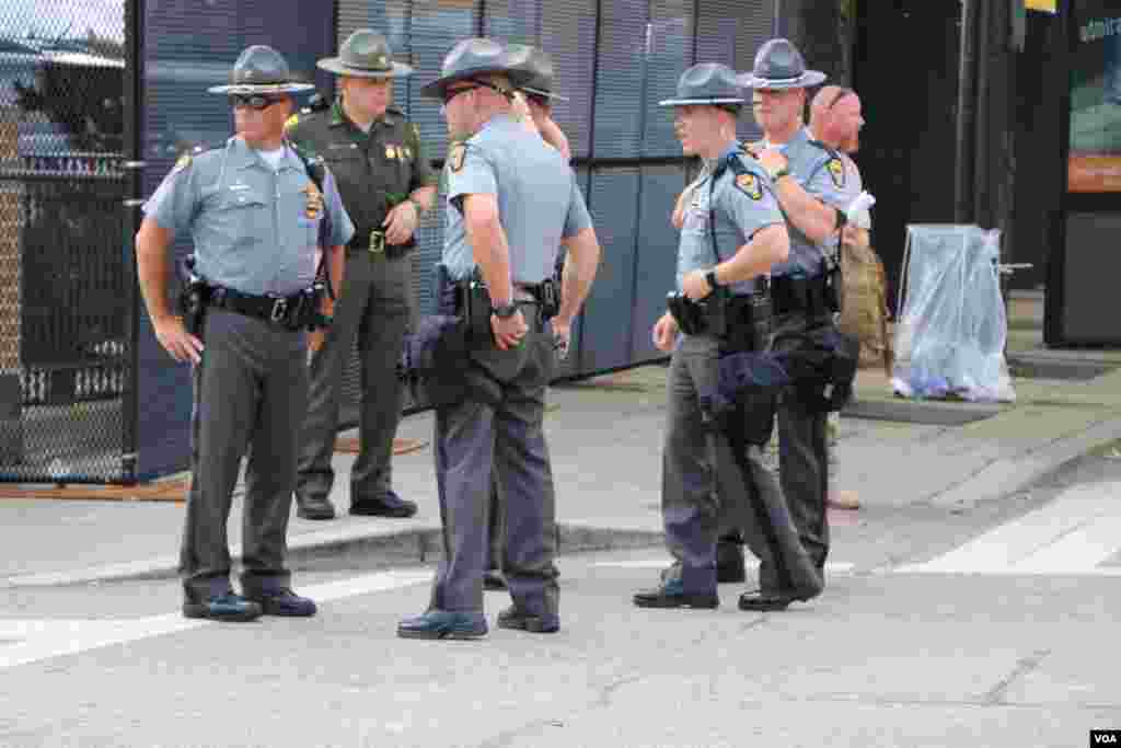 این پلیس ها با پوشیدن جعبه های ماسک ضد گاز خود را برای هرگونه تجمع احتمالی آغاز می کنند.