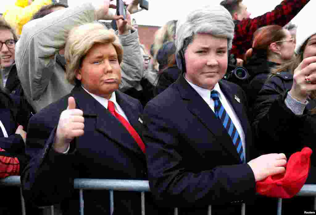 ក្មេង​ប្រុស​ពីរ​នាក់​តែង​ខ្លួន​ជា​ប្រធានាធិបតី​សហរដ្ឋអាមេរិក​ដូណាល់ ត្រាំ​និង​អនុ​ប្រធានាធិបតី​ Mike Pence ដើម្បី​ស្វាគមន៍​ការ​មកដល់​របស់​លោក​ក្នុង​ទីក្រុង​ Salt Lake រដ្ឋ Utah កាលពី​ថ្ងៃទី​០៤ ខែ​ធ្នូ​ ឆ្នាំ​២០១៧។