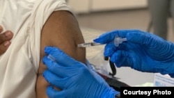 ባለፈው ሳምንት ክትባቱን ከወሰዱ የመጀመሪያ የጤና ባለሞያዎች መሃል አንዱ የሆነውን ኢታና ጨመዳ ዲሳሳ