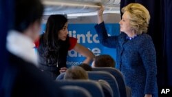 希拉里·克林顿在竞选专机上和她的高级助理Huma Abedin交谈（2016年10月28日）