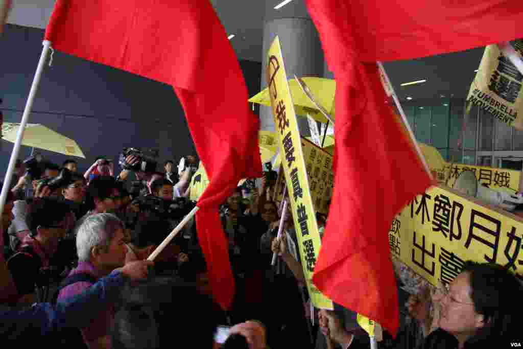 港府公布政改方案对立团体立法会外冲突 （美国之音海彦拍摄 ） 