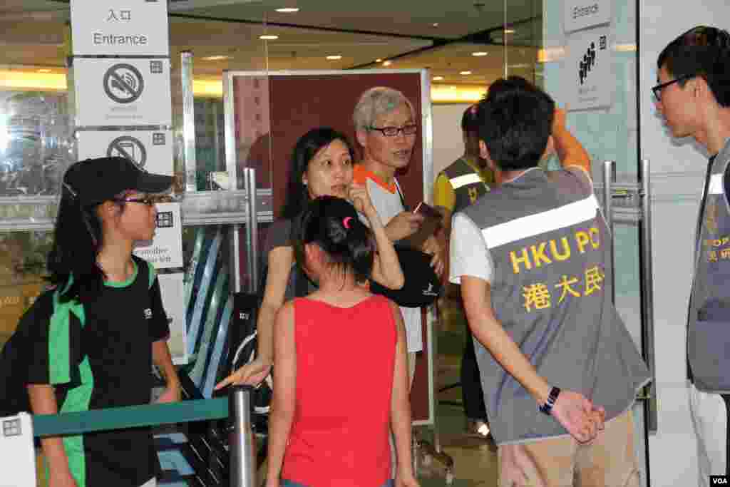 和平占中运动全民投票港大投票站 (美国之音海彦拍摄)