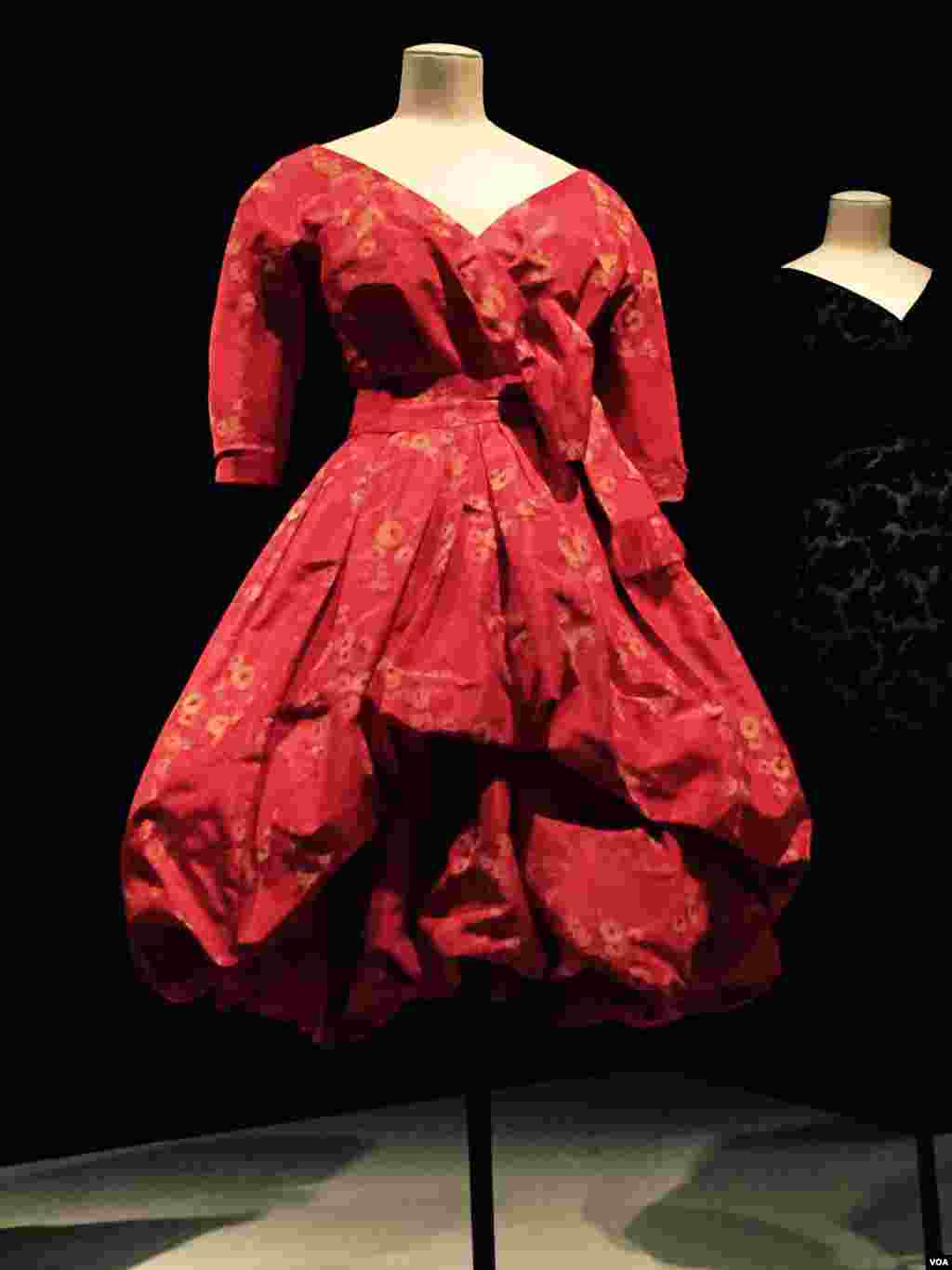 نمایشگاه تاریخچه ایو سن لوران طراح مد فرانسوی