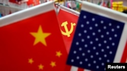 资料照：浙江省一个商场里展示的美国国旗、中国国旗和中共党旗