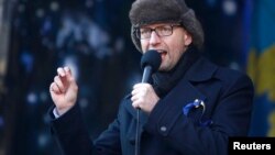 우크라이나 제1야당인 '조국당' 아르세니 야체뉵 대표가 2일 키예프에서 열린 반정부 시위 현장에서 연설하고 있다.