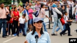 Nikki Haley, ambassadeur des Etats-Unis auprès des Nations Unies, s’adresse au pont international Simon Bolivar à Cucuta, en Colombie, à la frontière avec le Venezuela, le 8 août 2018.