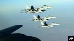 지난해 9월 시리아 내 ISIL 공습에 동원된 미 해군 소속 F-18E 전투기들이 이라크 상공에서 공중 급유를 받은 후 비행하고 있다. (자료사진)