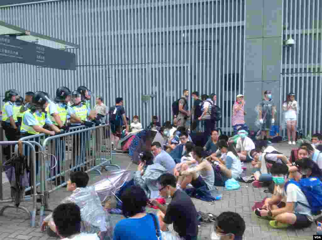 港人声援占中抗拒警方封锁中环金钟多处瘫痪（美国之音海彦拍摄）