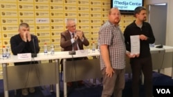 Aleksandar Stankov iz Južnih vesti prima nagradu "Katarina Preradović" u ime svog kolege Predraga Blagojevića od prošlogodišnjeg lauerata, karikaturiste Marka Somborca, u Medijacenru u Beogradu, 10. oktobra 2018.