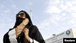 사우디 아라비아에서 12일 실시된 선거에서 여성 유권자가 투표를 마친 뒤 투표소를 떠나고 있다.