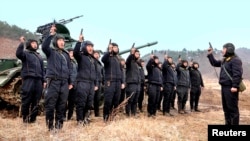 Sojojin Koriya ta Arewa suna atisaye. Maris 20, 2013. REUTERS/KCNA (NORTH KOREA - Tags: POLITICS MILITARY) ATTENTI