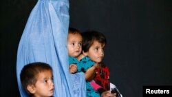 一个从巴基斯坦返回阿富汗的家庭在联合国难民署（UNHCR）观看一个矿物爆炸及保护措施的视频(2016年9月27日)