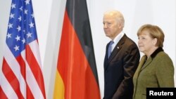 1일 독일 베를린에서 앙겔라 메르켈 독일 총리(오른쪽)와 만난 조 바이든 미국 부통령. 