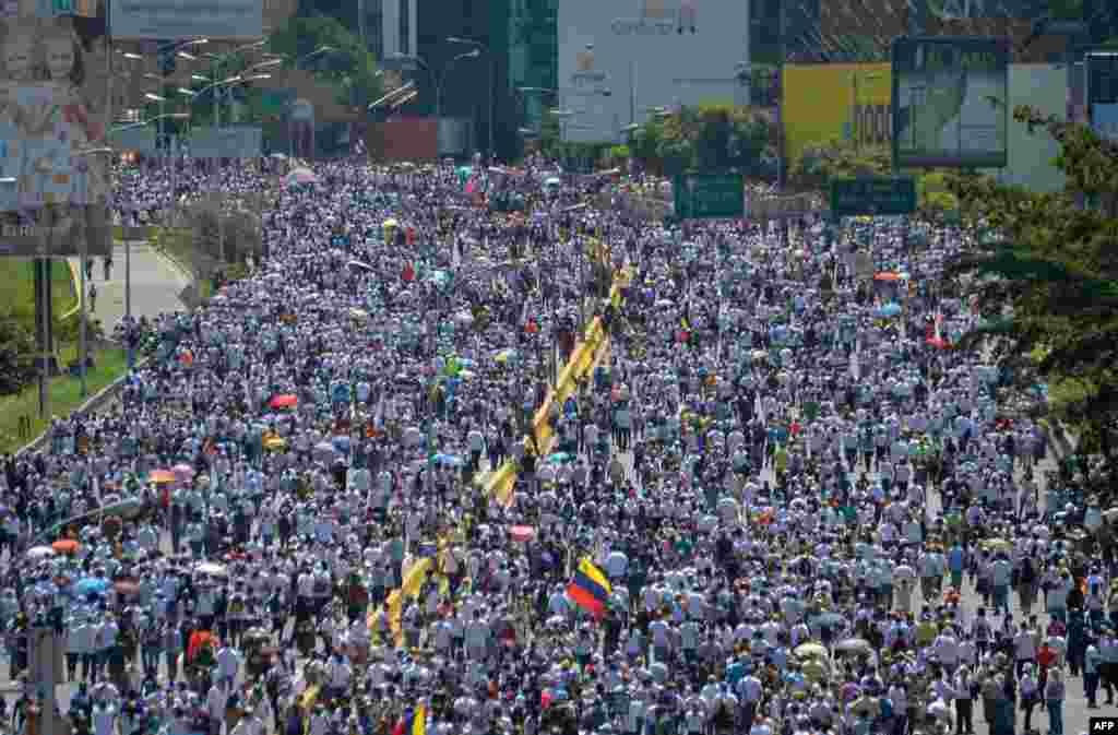 Ribuan pendukung oposisi Venezuela melakukan unjuk rasa menentang Presiden Nicolas Maduro dalam aksi di Caracas.