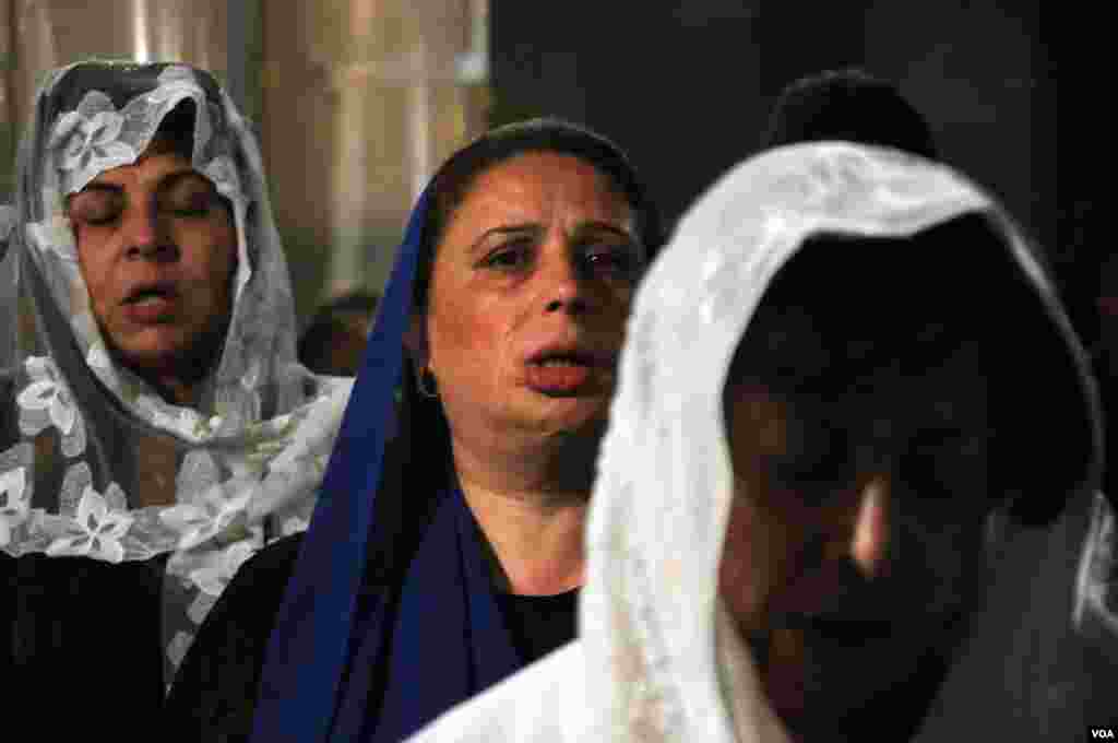 Coptic women during a funeral mass for Egyptair flight victims. Yousry Bekhet, a legal consultant for the National Foundation for Human Rights, said: &quot;Today is [...] unity between Muslims and Christians against what is happening against Egypt,&quot; May 22, 2016. (Hamada Elrasam/VOA)