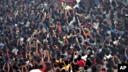 Massa mengambil foto tersangka pemerkosa yang diarak-arak dan dipukuli hingga tewas di Dimapur, negara bagian Nagaland, India.