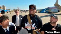 올해 초 북한을 방문해 화제가 됐던 미국 프로농구(NBA) 스타 출신 데니스 로드먼이 3일 또다시 방북해 평양 공항에 도착했다. 