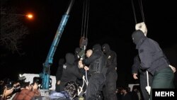 اجرای حکم اعدام دو زورگیر در انظار عمومی در ایران - اول بهمن ۱۳۹۱