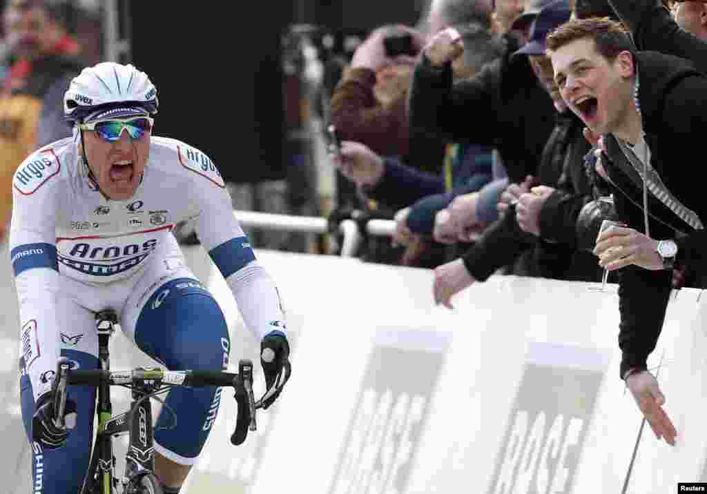 Pebalap sepeda Jerman, Marcel Kittel dari team Argos-Shimano, merayakan kemenangan dalam lomba balap sepeda Scheldeprijs/Grand Prix de l&#39;Escaut ke-101 di kota Schoten, Belgia. 