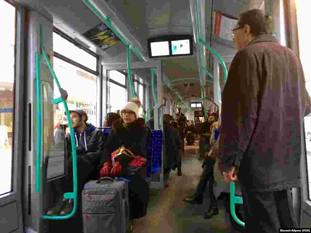 گیتا آرین و سیاوش همکاران اعزامی سازمان ملل به ژنو با قطار شهری خود را به مقر سازمان ملل می رسانند.