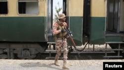 Солдат пакистанской армии рядом на железнодорожной станции в Мушкафе, Белуджистан, Пакистан, 12 марта 2025 года