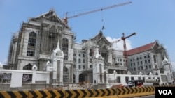 ស្នាក់ការកណ្តាលគណបក្សប្រជាជនកម្ពុជា មានទីតាំងនៅតាមបណ្តោយមហាវិថីព្រះនរោត្តម ក្នុងខណ្ឌចំការមន រាជធានីភ្នំពេញ កំពុងដំណើរការសាងសង់ នៅថ្ងៃទៅ៧ ខែឧសភា ឆ្នាំ២០២០។ (កាន់ វិច្ឆិកា/វីអូអេខ្មែរ)