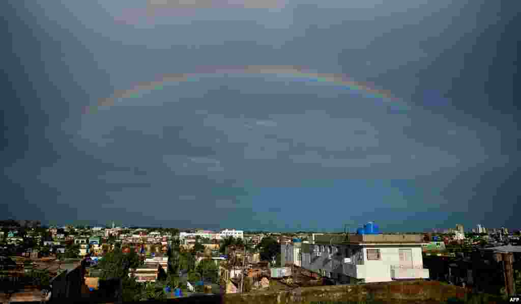 열대폭풍 로라가 지나간 쿠바 아바나 하늘에 무지개가 떴다. 