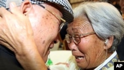 2009년 9월 26일 금강산 면회소에서 양윤학씨가 북측의 누님과 상봉의 기쁨을 나누고있다. (자료 사진)