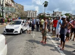 Aksi unjuk rasa menentang dan mendukung pemerintah, di tengah pandemi COVID-19, di luar gedung Capitol, Havana, Kuba, 11 Juli 2021. (REUTERS)