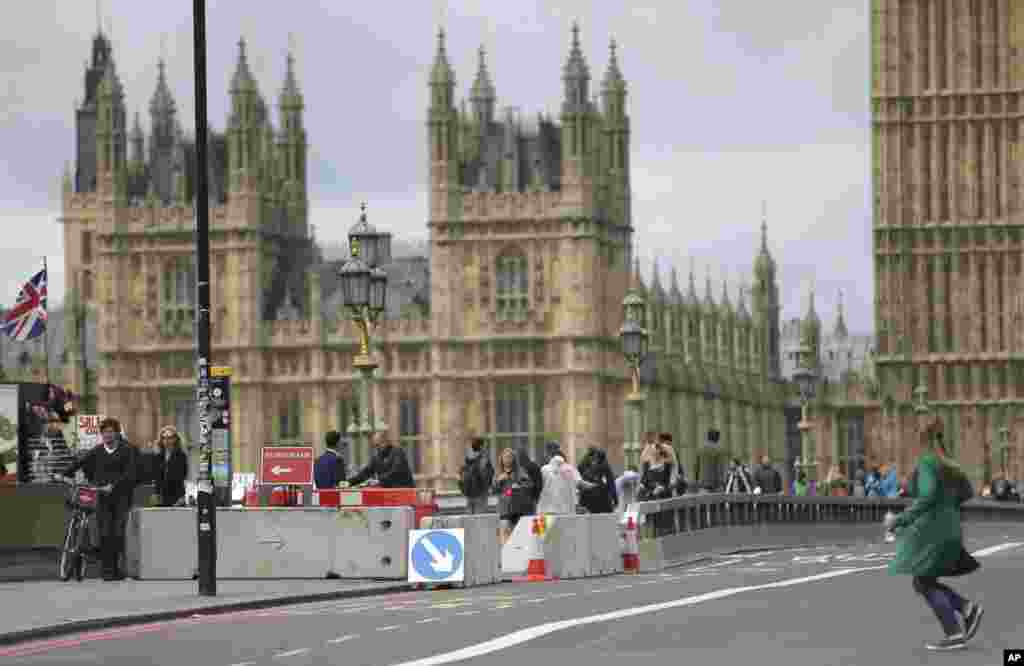 Para pejalan kami melewati pembatas yang baru dipasang di Westminster Bridge di London, 5 Juni 2017.