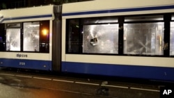 Gambar yang diambil dari video ini menunjukkan trem yang rusak di Amsterdam, Senin 11 November 2024, saat kota tersebut menghadapi ketegangan menyusul kekerasan minggu lalu. (AP)