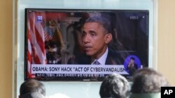 首尔火车站里人们在观看美国总统奥巴马就黑客攻击索尼事件进行讲话的新闻节目