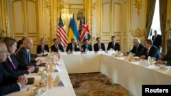 Menlu AS John Kerry (C) meminpin pertemuan tingkat menteri kelompok kesepakatan Budapest dengan Menlu Ukraina Andriy Deshchytsia (kanan) dan Menlu Inggris William Hague (kiri) di kediaman Dubes AS di Paris, Perancis (5/3).